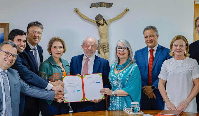 Lula assina MP que reajusta piso nacional dos professores; salário sobe para R$ 5,1 mil
