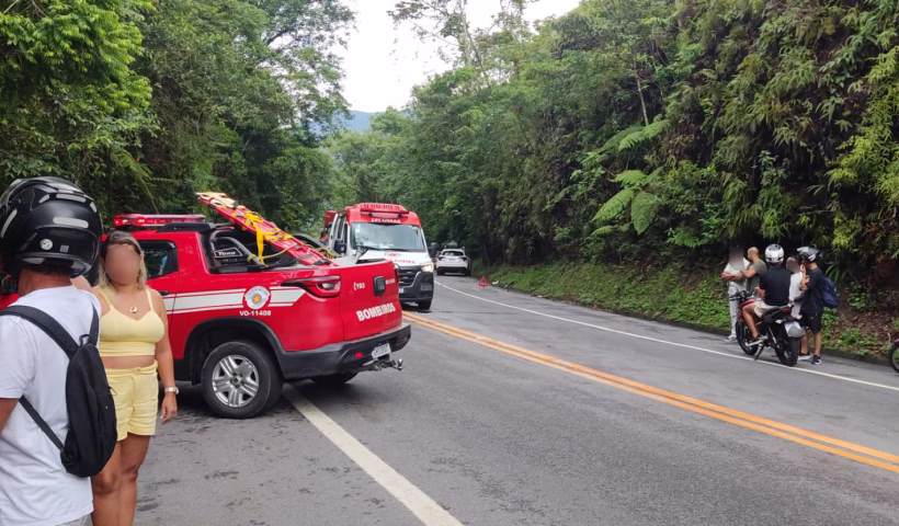 Acidente entre motos e carro deixa um morto em Ubatuba