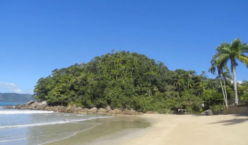 Uma turista de 69 anos, natural de Minas Gerais, morreu após se afogar na Praia do Lázaro, em Ubatuba, na tarde deste sábado.