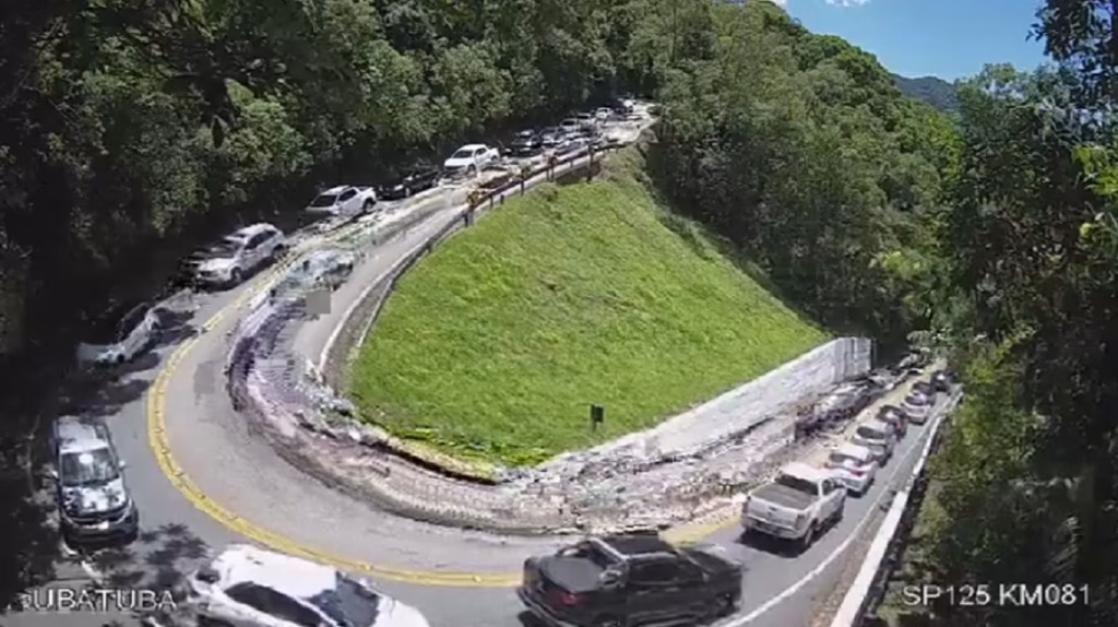 Trânsito lento e pontos de parada marcam a manhã na Serra de Ubatuba
