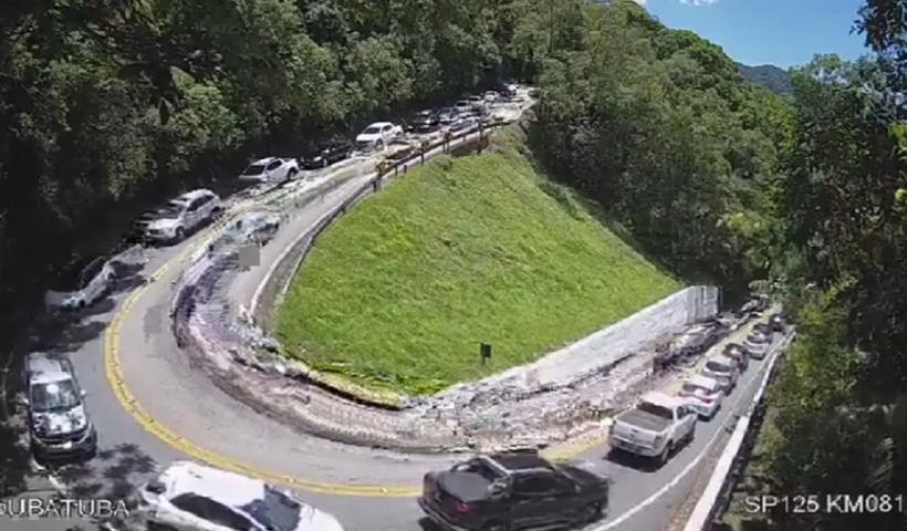 Trânsito lento e pontos de parada marcam a manhã na Serra de Ubatuba