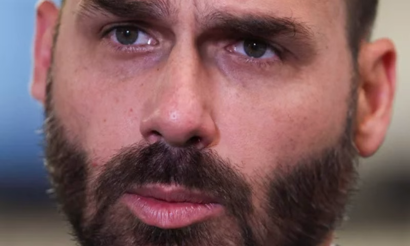 A Polícia Federal (PF) determinou, nesta sexta-feira, 2 de janeiro de 2026, que Eduardo Bolsonaro retorne imediatamente ao cargo de escrivão da corporação