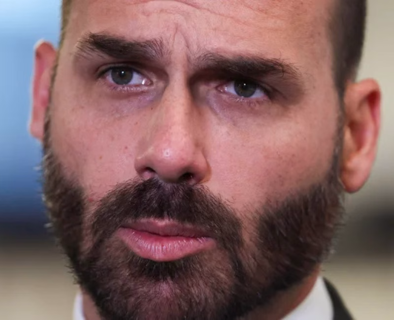A Polícia Federal (PF) determinou, nesta sexta-feira, 2 de janeiro de 2026, que Eduardo Bolsonaro retorne imediatamente ao cargo de escrivão da corporação
