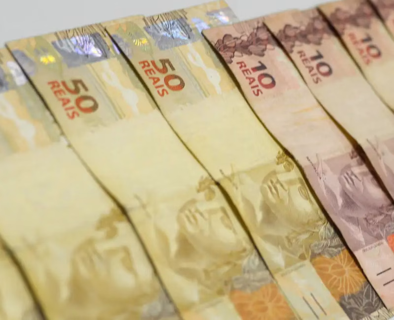 O novo valor do salário mínimo nacional, fixado em R$ 1.621, passou a valer em todo o país a partir desta quinta-feira, 1º de janeiro.