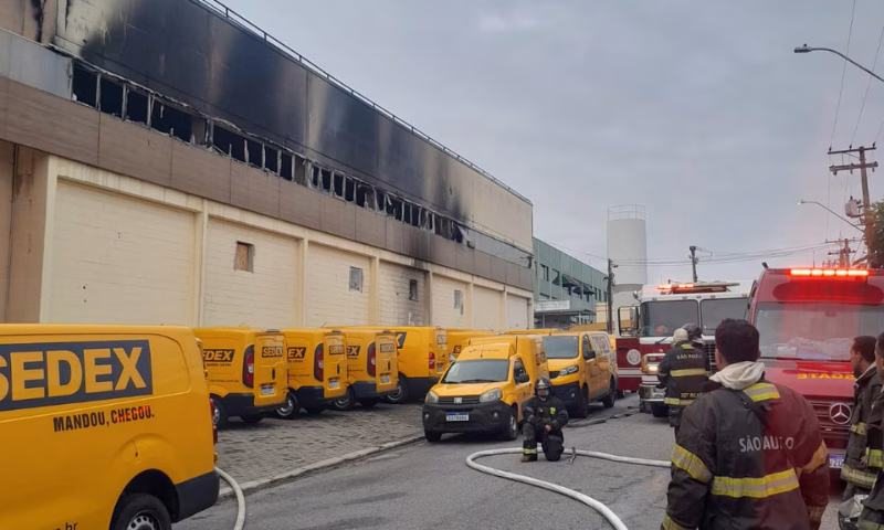Um incêndio atingiu um centro de distribuição dos Correios em São José dos Campos na manhã desta terça-feira (6).