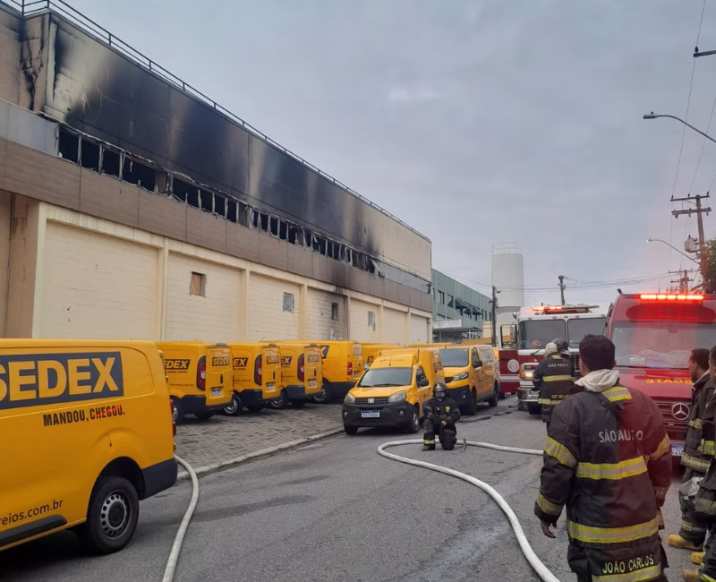 Um incêndio atingiu um centro de distribuição dos Correios em São José dos Campos na manhã desta terça-feira (6).