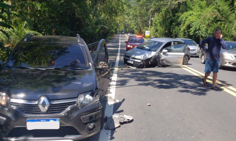 Um grave acidente de trânsito foi registrado na tarde desta quarta-feira, 1º de janeiro, na Rodovia Rio-Santos, em Caraguatatuba,