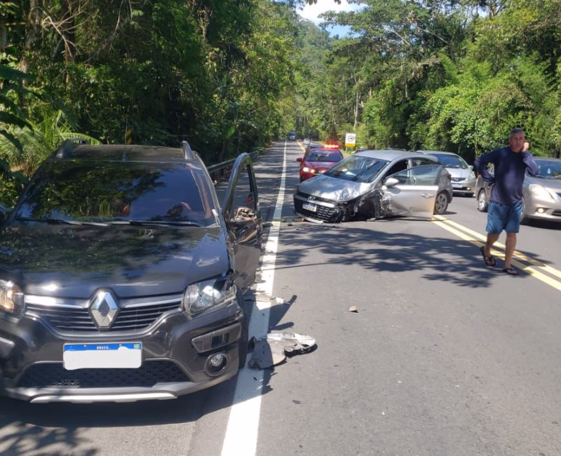 Um grave acidente de trânsito foi registrado na tarde desta quarta-feira, 1º de janeiro, na Rodovia Rio-Santos, em Caraguatatuba,