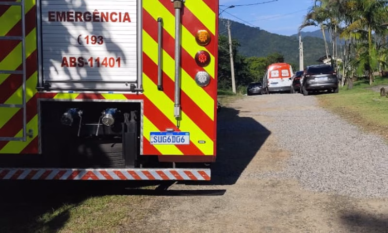 Uma mulher de 67 anos morreu após sofrer uma queda em um condomínio localizado no bairro Cocanha, na região de Massaguaçu, em Caraguatatuba,