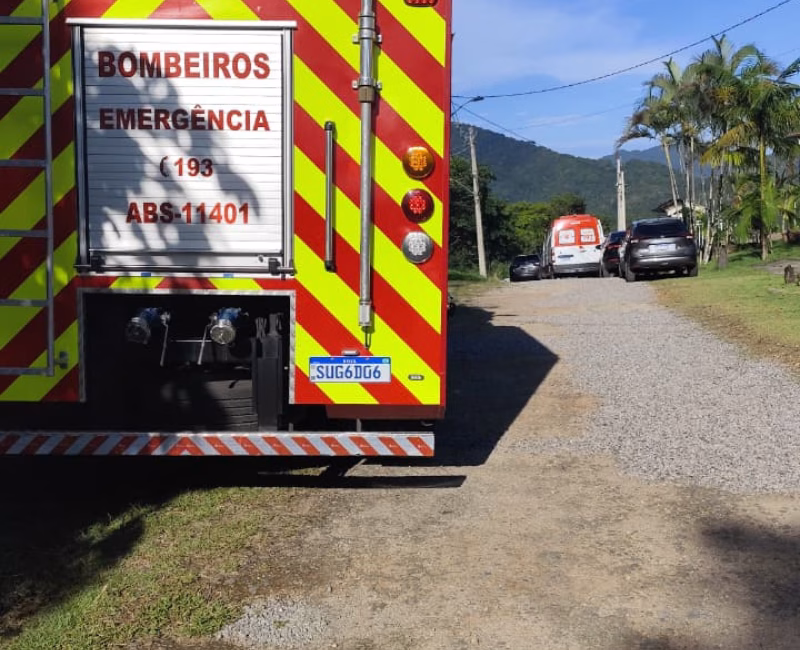 Uma mulher de 67 anos morreu após sofrer uma queda em um condomínio localizado no bairro Cocanha, na região de Massaguaçu, em Caraguatatuba,