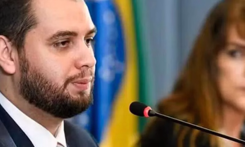 A prisão de Filipe Martins  foi efetuada após a constatação de que uma conta no LinkedIn teria sido utilizada mesmo após decisão judicial em vigor