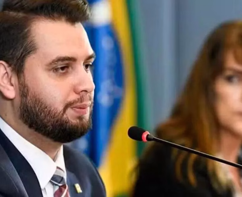 A prisão de Filipe Martins  foi efetuada após a constatação de que uma conta no LinkedIn teria sido utilizada mesmo após decisão judicial em vigor