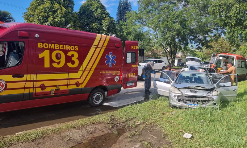 Um acidente de trânsito envolvendo dois carros mobilizou equipes de resgate na manhã desta sexta-feira (3), em Ubatuba.