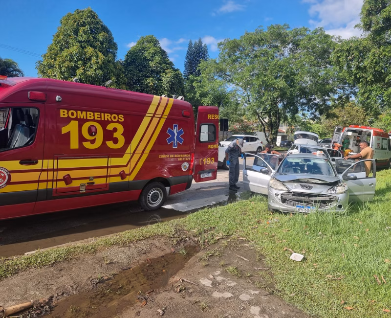Um acidente de trânsito envolvendo dois carros mobilizou equipes de resgate na manhã desta sexta-feira (3), em Ubatuba.