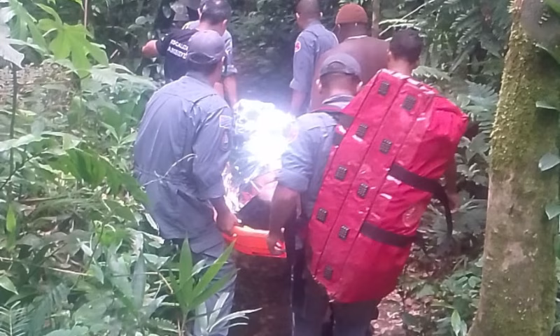 Sábado (03), por volta das 16h55, o Corpo de Bombeiros de São Sebastião foi acionado para atender uma ocorrência em área de mata fechada