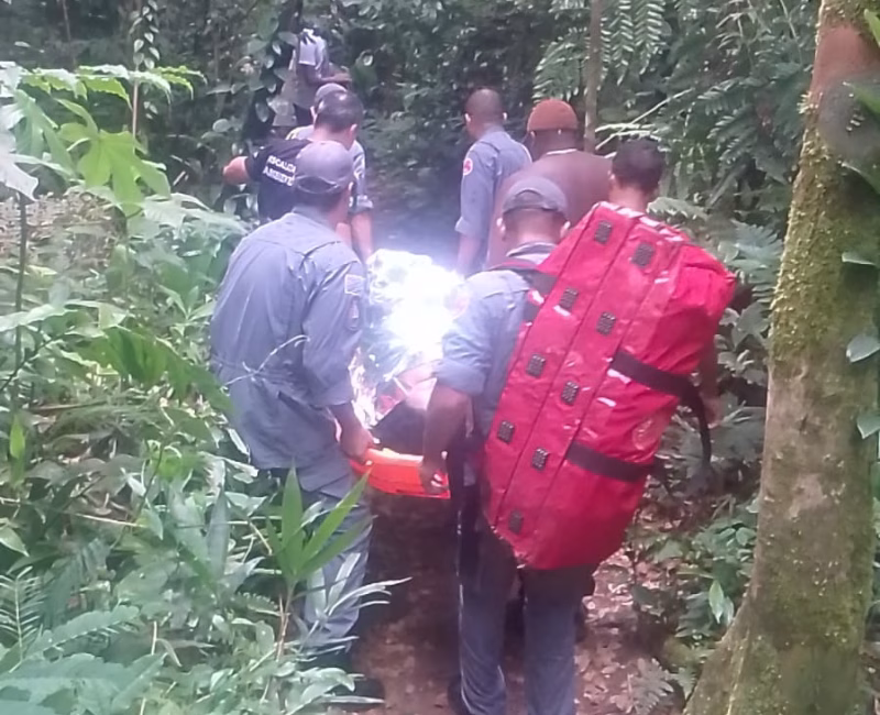 Sábado (03), por volta das 16h55, o Corpo de Bombeiros de São Sebastião foi acionado para atender uma ocorrência em área de mata fechada