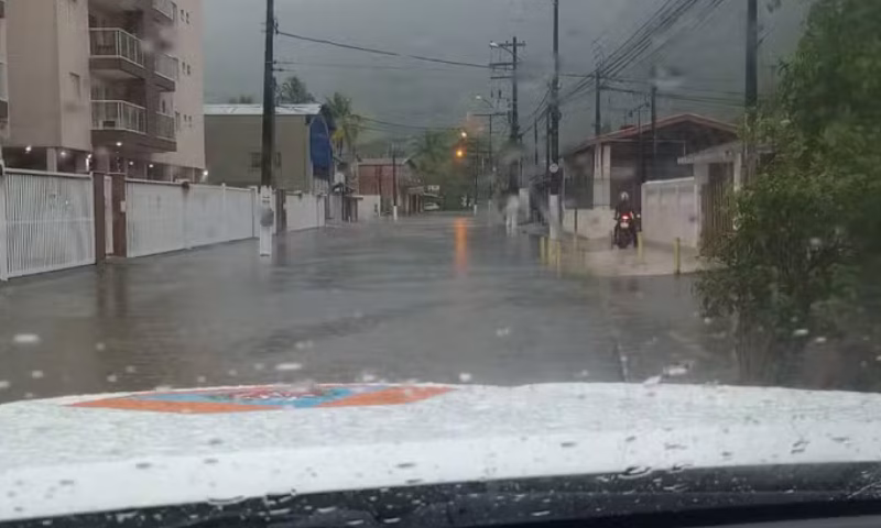 Ubatuba registrou alagamentos em diversos pontos da cidade na manhã deste domingo, depois de uma chuva persistente durante a madrugada.