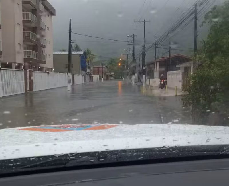 Ubatuba registrou alagamentos em diversos pontos da cidade na manhã deste domingo, depois de uma chuva persistente durante a madrugada.
