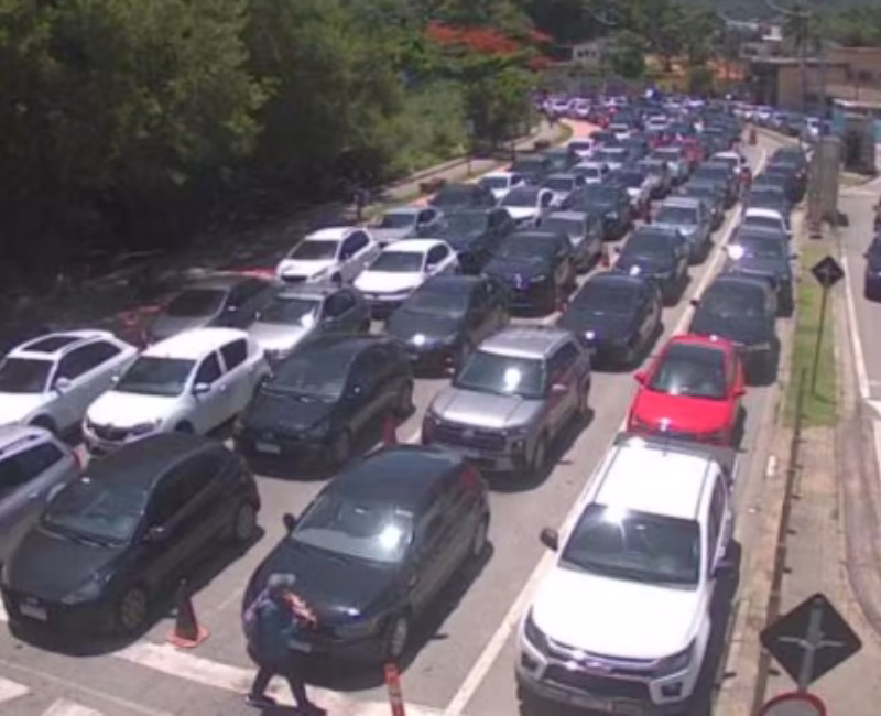 A travessia de balsa entre Ilhabela e São Sebastião registrou filas de espera de até 4h na manhã de sábado( 03), em pleno verão.