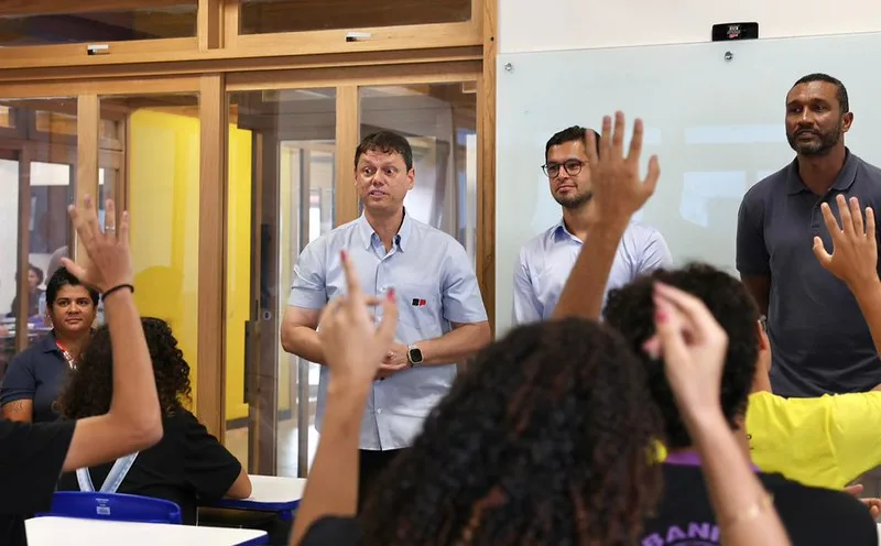 Governador abre ano letivo em São Sebastião e entrega escolas reconstruídas após chuvas