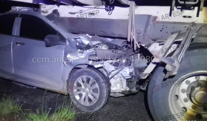Motorista morre após colidir com a traseira de caminhão na Carvalho Pinto, em São José
