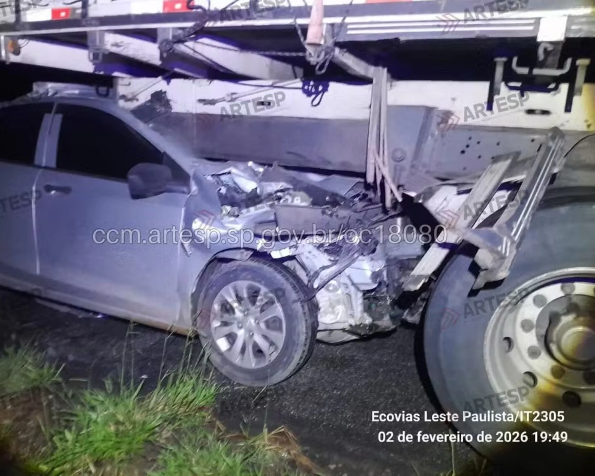 Motorista morre após colidir com a traseira de caminhão na Carvalho Pinto, em São José
