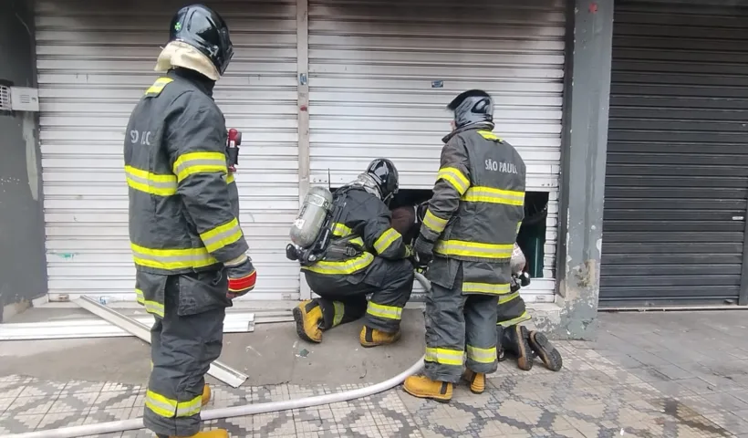 Bombeiros combatem incêndio em bicicletaria no centro de Taubaté