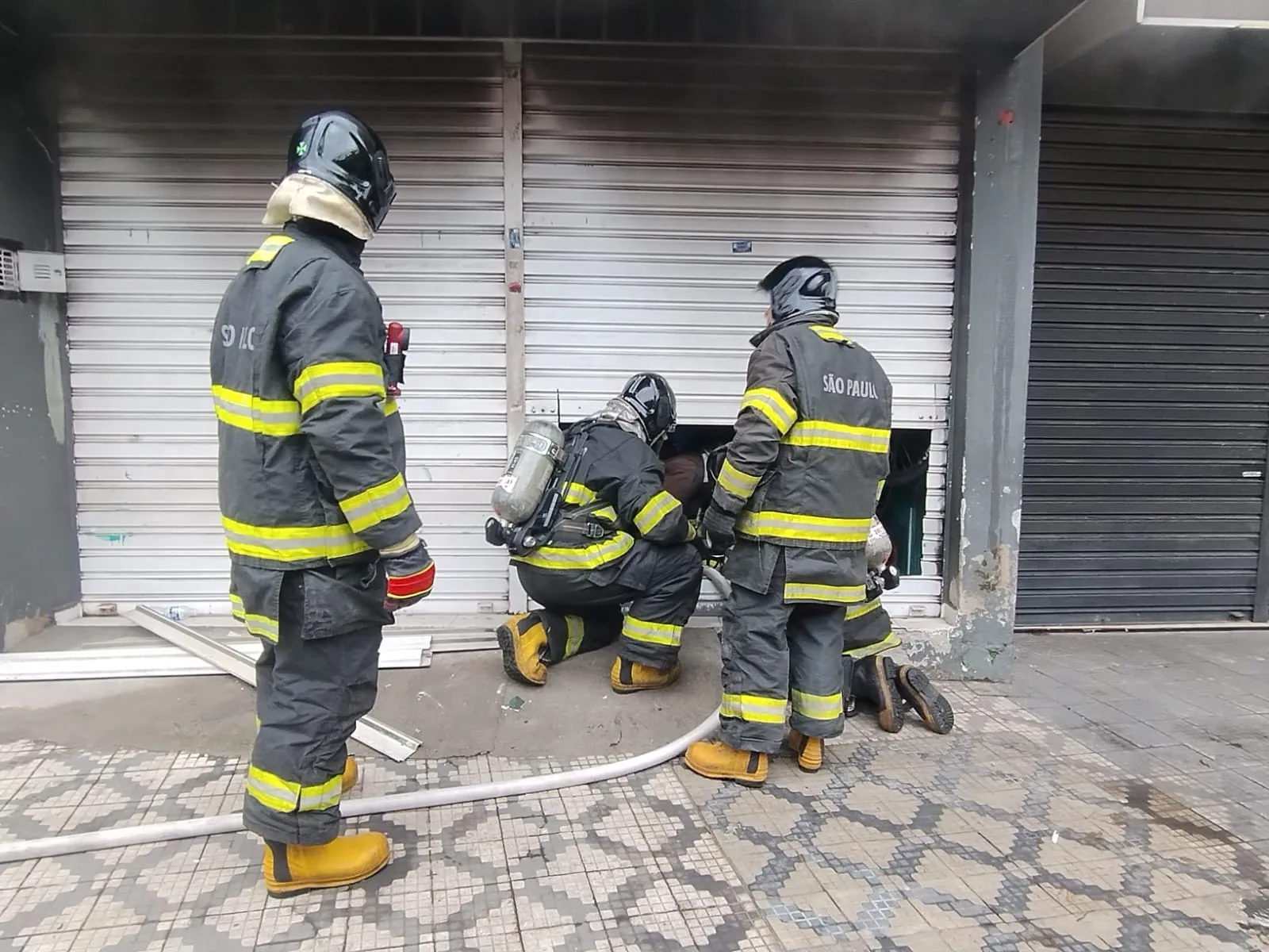 Bombeiros combatem incêndio em bicicletaria no centro de Taubaté