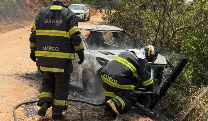 Incêndio destrói carro na zona rural de Taubaté