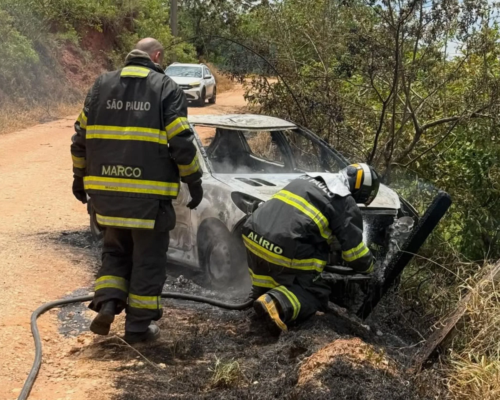 Incêndio destrói carro na zona rural de Taubaté