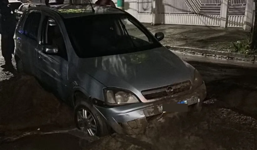 Carro cai em novo buraco que surgiu em rua na Zona Sul de São José dos Campos