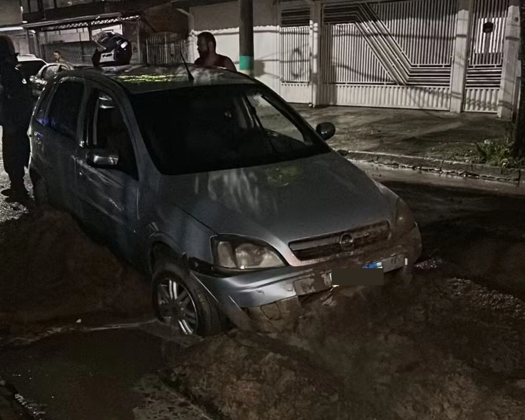 Carro cai em novo buraco que surgiu em rua na Zona Sul de São José dos Campos