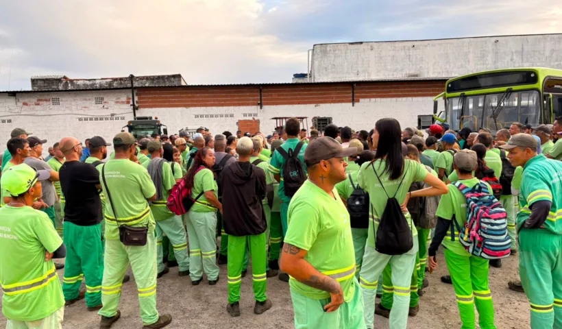 Após decretar calamidade ambiental, Caraguatatuba contrata nova empresa para limpeza urbana