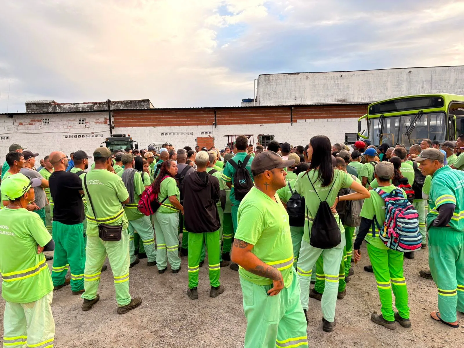 Após decretar calamidade ambiental, Caraguatatuba contrata nova empresa para limpeza urbana