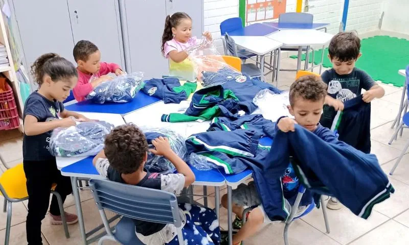 Campos do Jordão inicia a entrega de uniformes a alunos da rede municipal