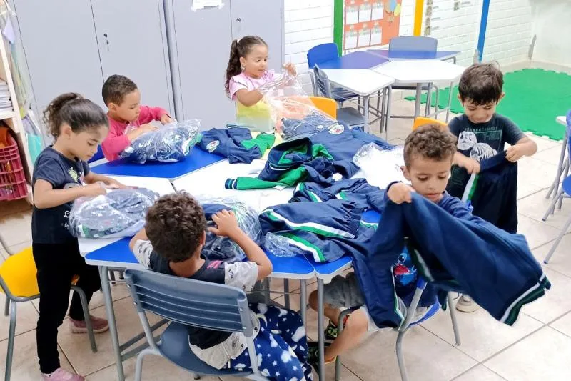 Campos do Jordão inicia a entrega de uniformes a alunos da rede municipal