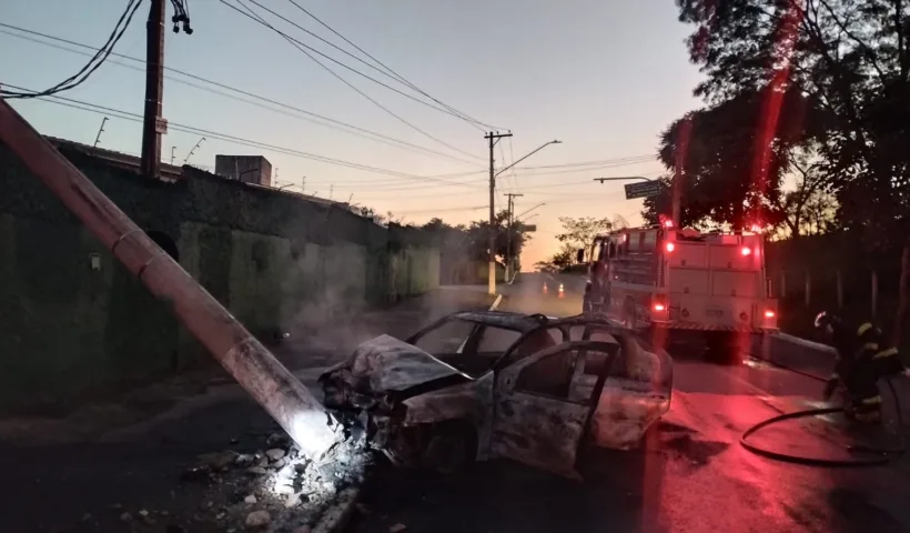 Carro bate em poste, pega fogo e deixa três pessoas feridas em Caçapava