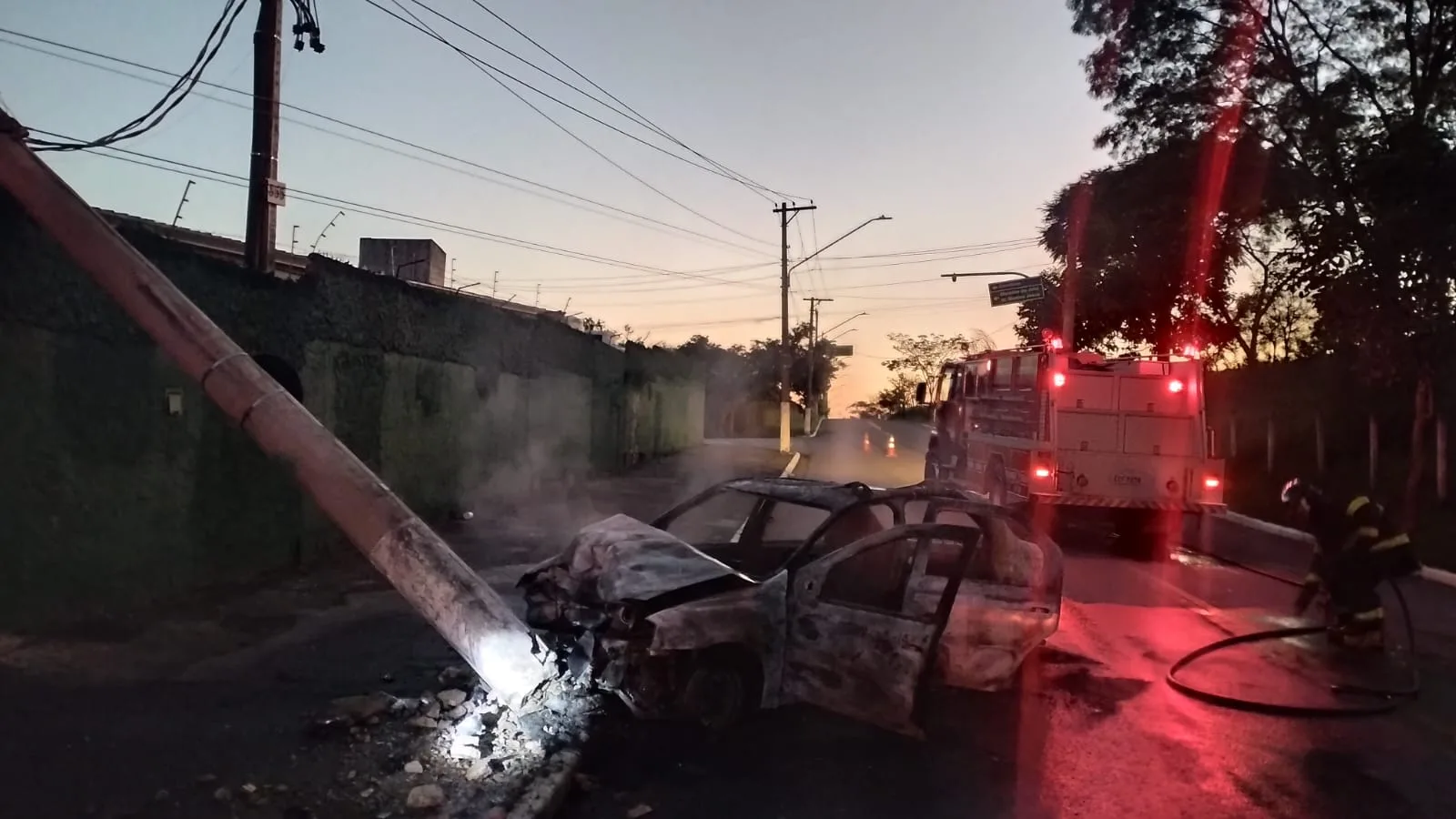 Carro bate em poste, pega fogo e deixa três pessoas feridas em Caçapava