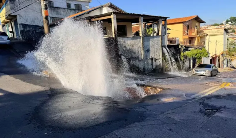 Grande vazamento de água interrompe abastecimento na região central de São José dos Campos