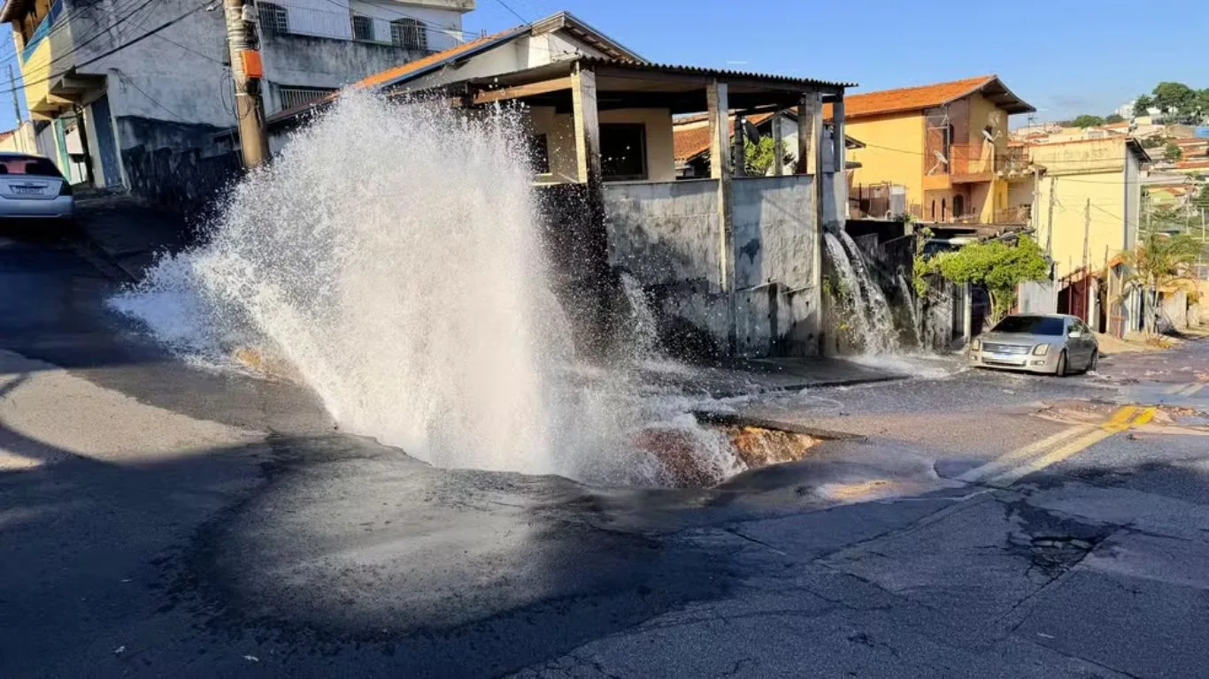 Grande vazamento de água interrompe abastecimento na região central de São José dos Campos