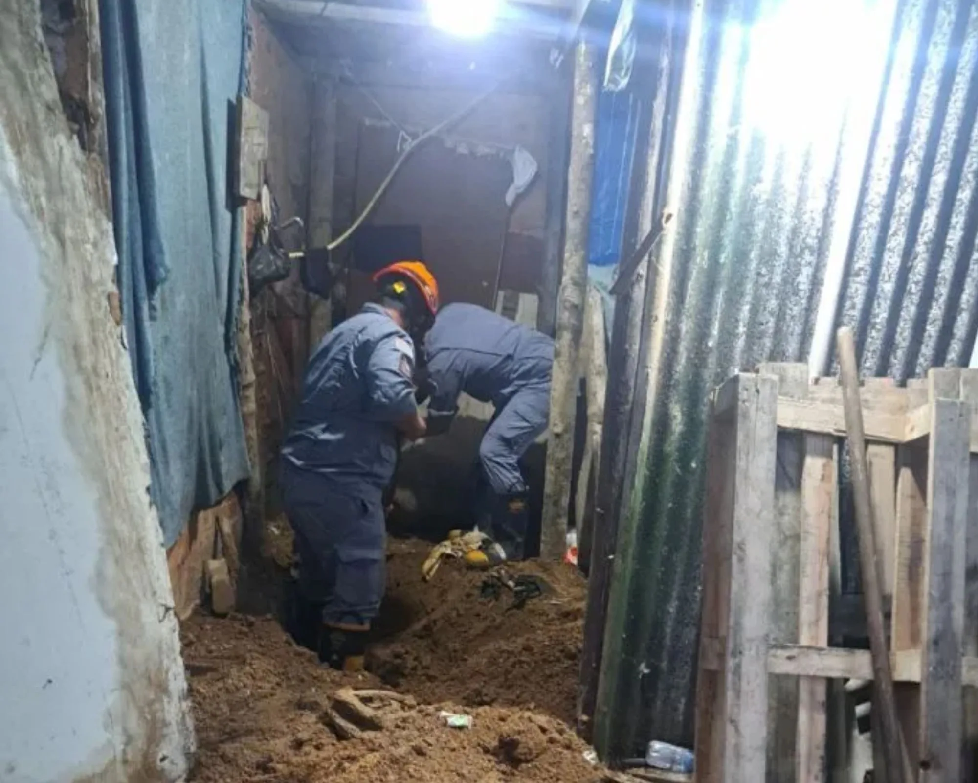 Mulher é encontrada morta e enterrada dentro de casa em Caraguatatuba