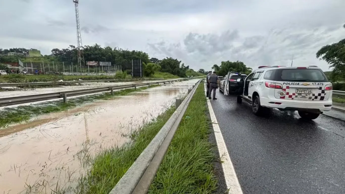 Floriano Rodrigues Pinheiro está totalmente interditada entre Taubaté e Campos do Jordão