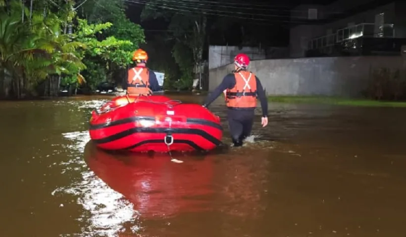 Fortes chuvas alagam ruas de Caraguatatuba e Ubatuba