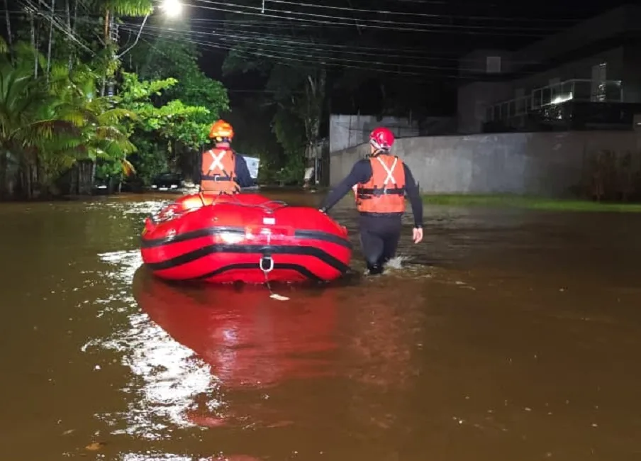 Fortes chuvas alagam ruas de Caraguatatuba e Ubatuba
