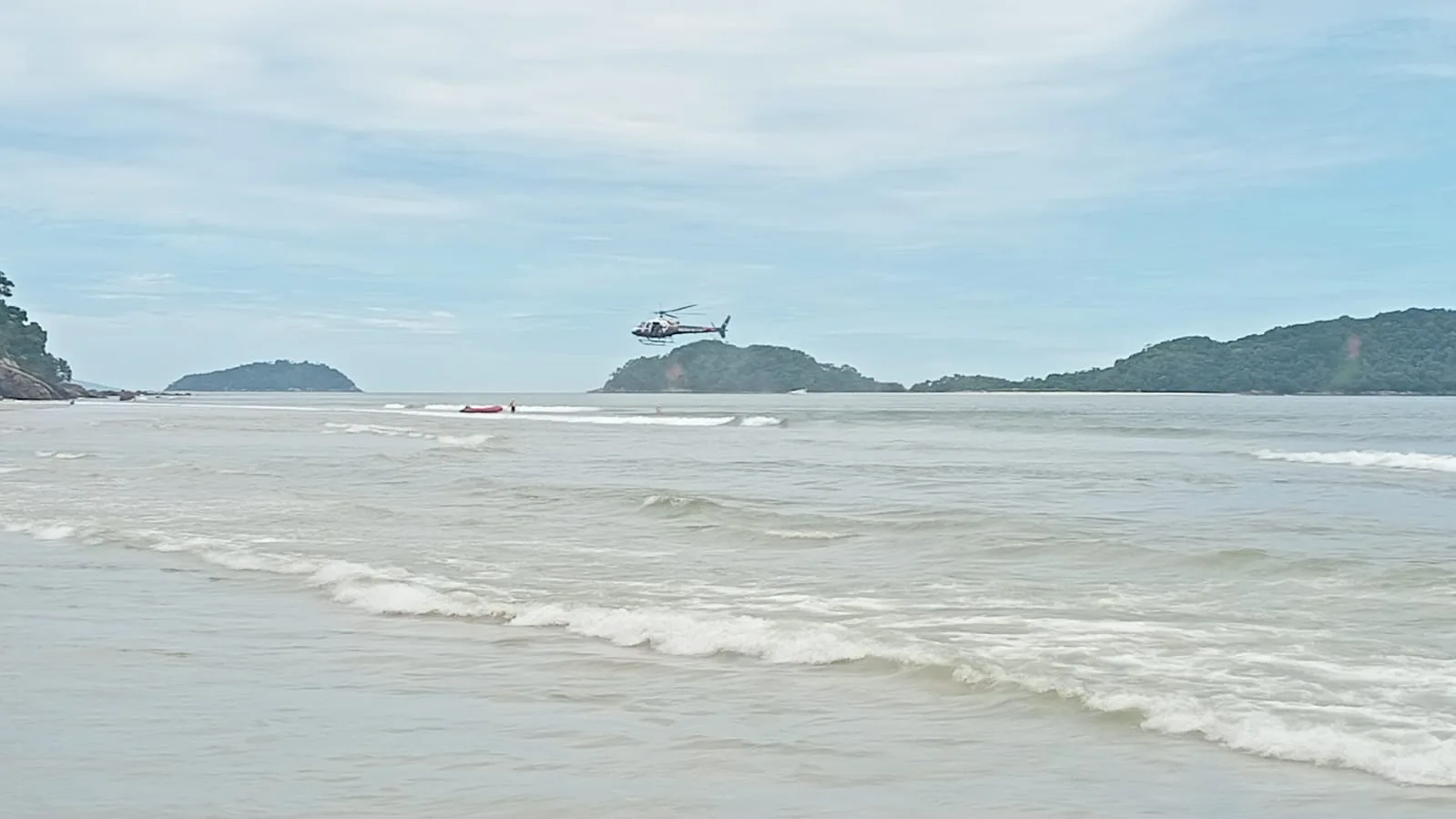 Buscas por adolescente desaparecido em praia de São Sebastião chegam ao 4º dia