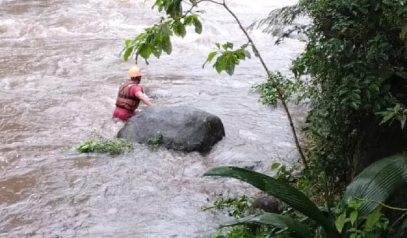 Jovens ficam ilhados em cachoeira de Ubatuba e são resgatados pelos bombeiros