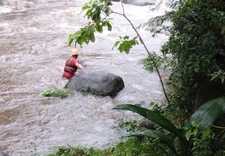 Jovens ficam ilhados em cachoeira de Ubatuba e são resgatados pelos bombeiros