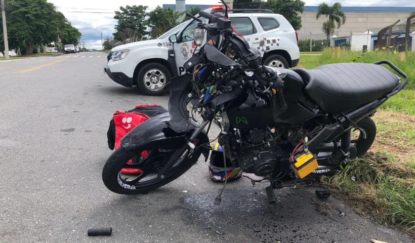 Motociclista morre após colidir contra caminhão em Taubaté