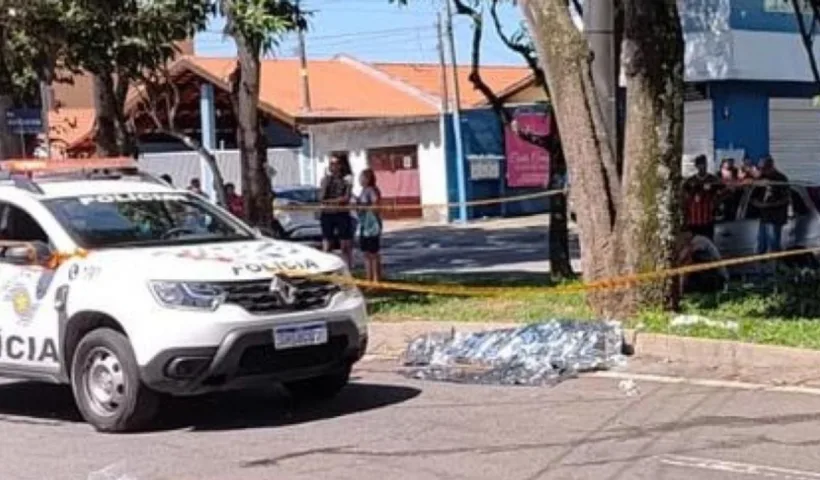 Jovem de 19 anos morre prensado contra árvore após ser atropelado por caminhão em São José dos Campos