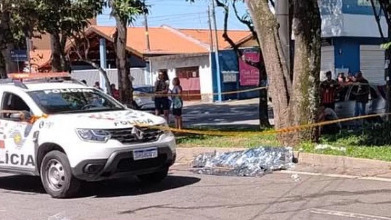 Jovem de 19 anos morre prensado contra árvore após ser atropelado por caminhão em São José dos Campos